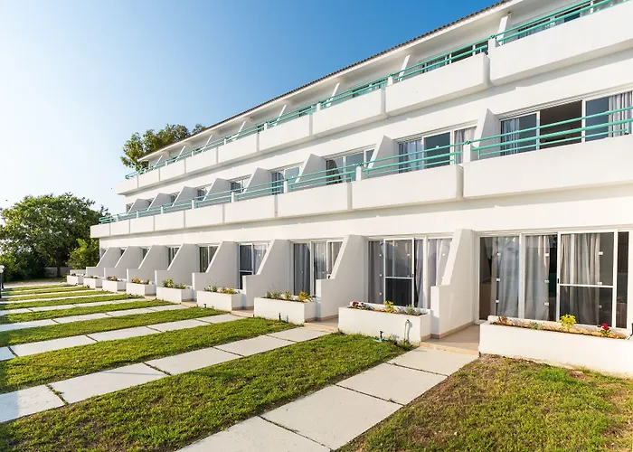 Adelais Bay Hotel